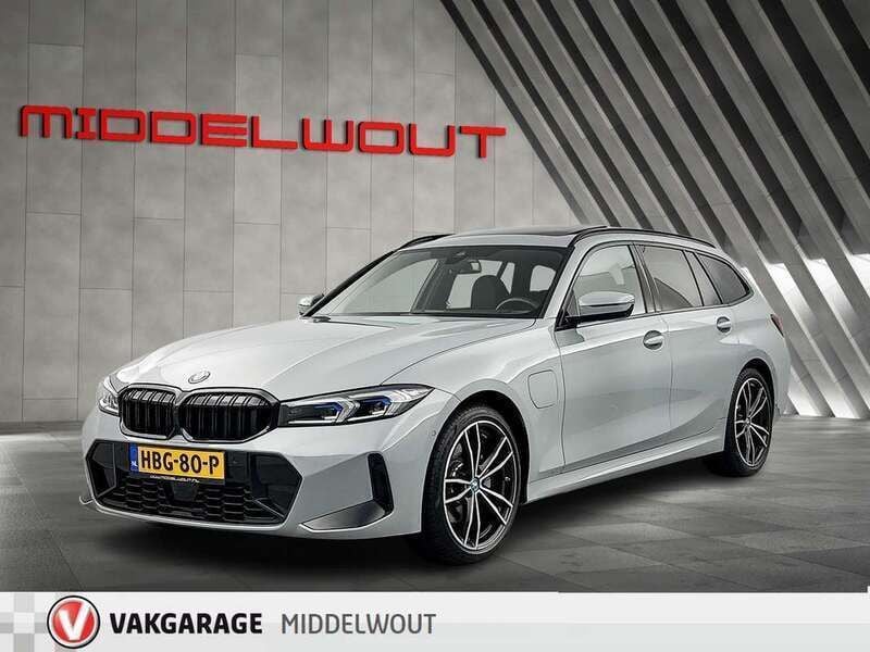 Grijs Gebruikt 2024 BMW 330e M Sport Stationwagen | € 53.950 (Super prijs) - Afbeelding 1/4