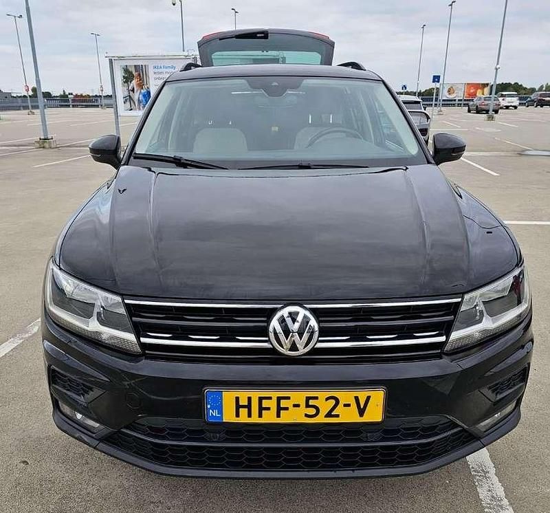 Zwart Gebruikt 2020 VW Tiguan Comfortline SUV | € 25.950 (Goede deal) - Afbeelding 1/4