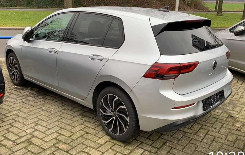 Zilver Gebruikt 2020 VW Golf VIII Style Sedan | € 17.950 (Super prijs) - Afbeelding 1/4