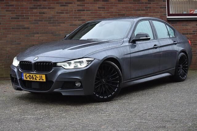 Grijs (metallic) Gebruikt 2016 BMW 330 M Sport Sedan | € 12.949 - Afbeelding 1/4