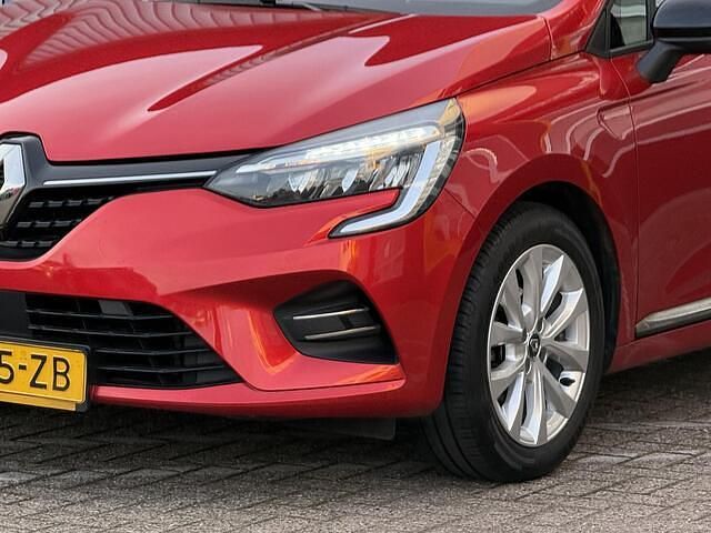 Occasion Renault Clio V Zen 91 PK (66 kW) 2022 Vlamrood nnp Hatchback