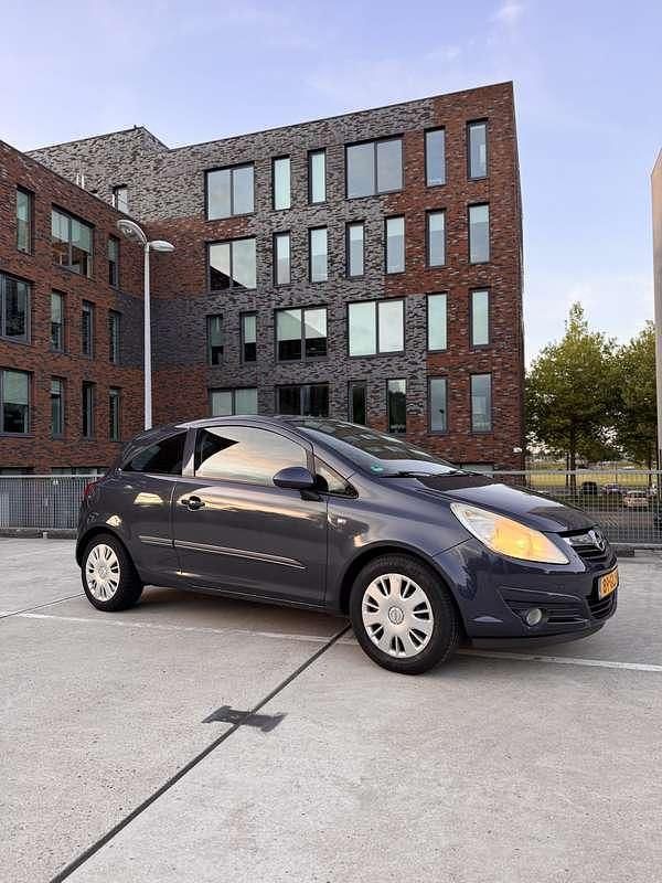Grijs Gebruikt 2008 Opel Corsa Enjoy MPV | € 1.895 (Eerlijke prijs) - Afbeelding 1/4