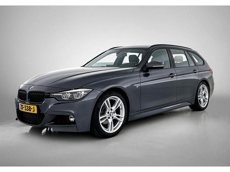 Grijs, metallic lak Gebruikt 2019 BMW 318 M Sport Stationwagen | € 18.945 (Eerlijke prijs) - Afbeelding 1/3