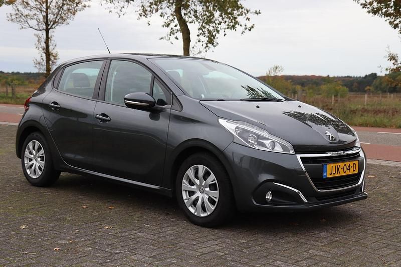 Grijs (metallic) Gebruikt 2017 Peugeot 208 Hatchback | € 6.500 (Super prijs) - Afbeelding 1/4