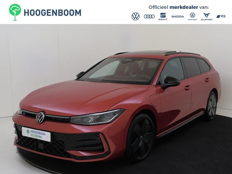 Rood Gebruikt 2025 VW Passat R-line Edition Stationwagen | € 45.950 (Super prijs) - Afbeelding 1/4
