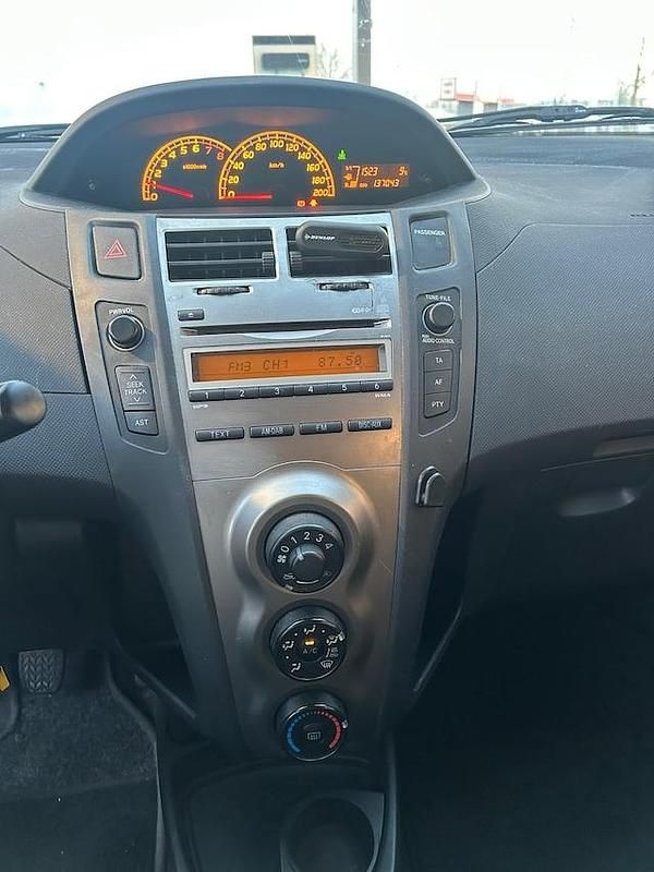 Occasion Toyota Yaris Cool 69 PK (50 kW) 2011 Grijs (metallic) Hatchback