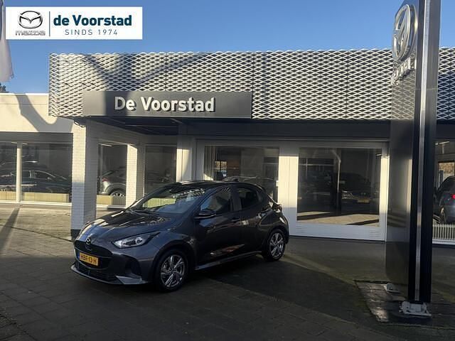 Lead grey Occasion 2025 Mazda 2 Exclusive-Line Hatchback | € 24.950 (Eerlijke prijs) - Afbeelding 1/4