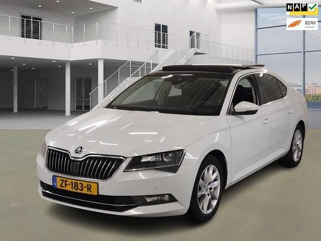 Wit Gebruikt 2019 Skoda Superb Business Line Hatchback | € 14.450 - Afbeelding 1/4