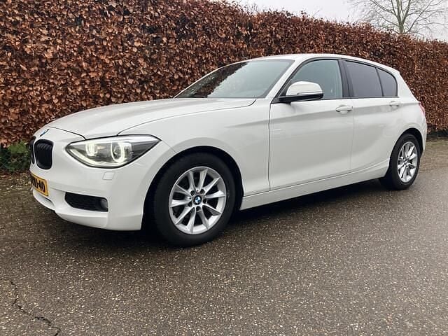 Wit (metallic) Occasion 2013 BMW 114 Executive Hatchback | € 9.885 (Eerlijke prijs) - Afbeelding 1/4