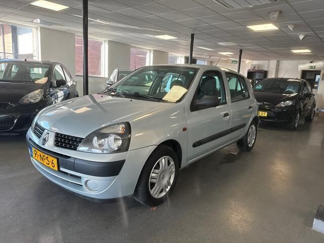 Grijs Gebruikt 2001 Renault Clio II Authentique Hatchback | € 899 (Eerlijke prijs) - Afbeelding 1/4