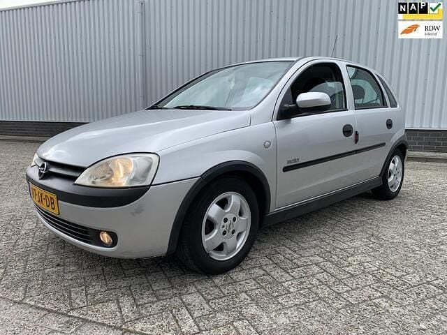 Grijs Gebruikt 2002 Opel Corsa Elegance Hatchback | € 1.350 (Eerlijke prijs) - Afbeelding 1/4