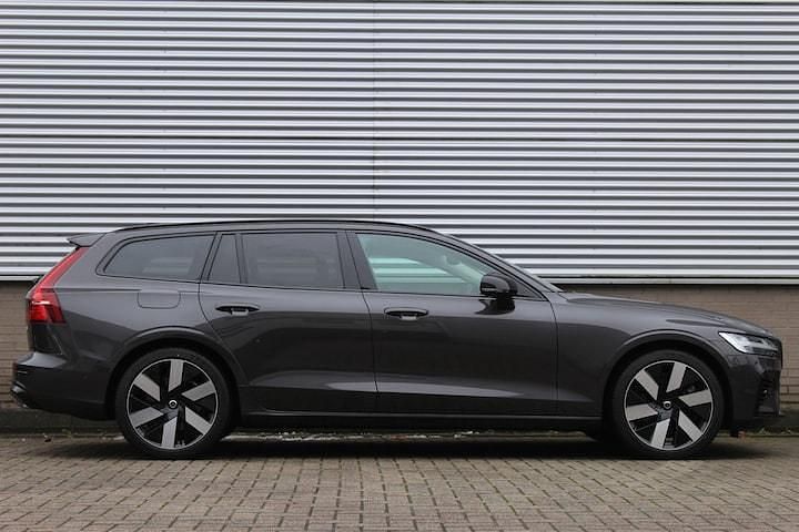 Occasion Volvo V60 Plus 2025 Grijs (metallic) Stationwagen