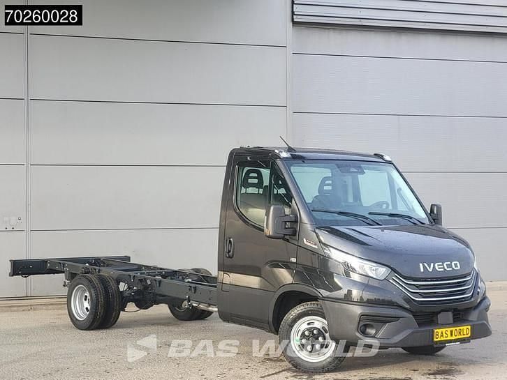 Nieuw Iveco Daily 210 PK (154 kW) 2025 Zwart Van