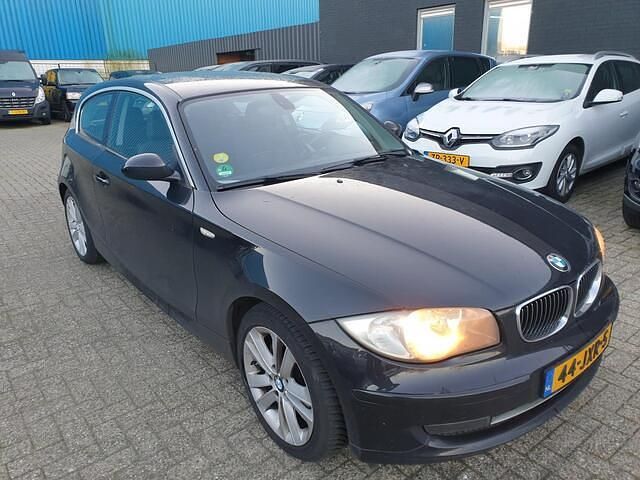 Zwart Gebruikt 2009 BMW 118 Hatchback | € 2.499 (Super prijs) - Afbeelding 1/4