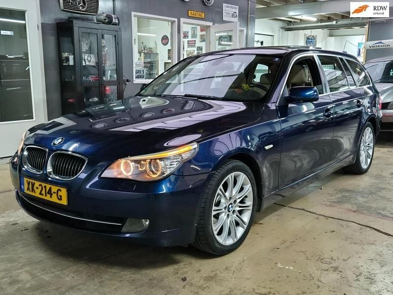 Blauw (metallic) Gebruikt 2008 BMW 525 Stationwagen | € 9.007 - Afbeelding 1/3