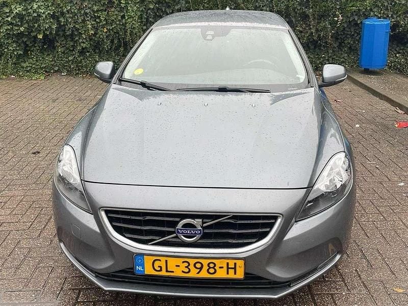 Grijs Gebruikt 2015 Volvo V40 MPV | € 5.995 (Eerlijke prijs) - Afbeelding 1/4