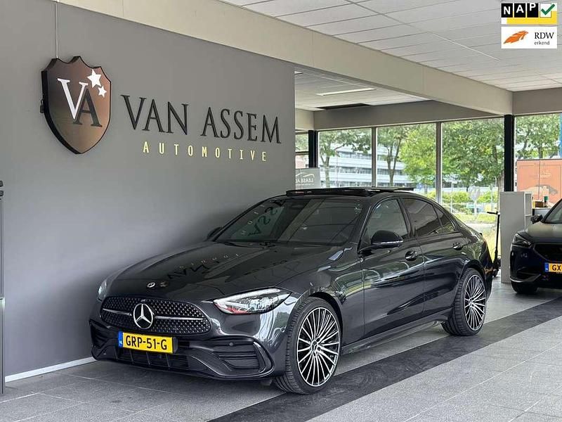 Grijs, metallic lak Gebruikt 2022 Mercedes C300e AMG line Sedan | € 45.995 (Eerlijke prijs) - Afbeelding 1/4