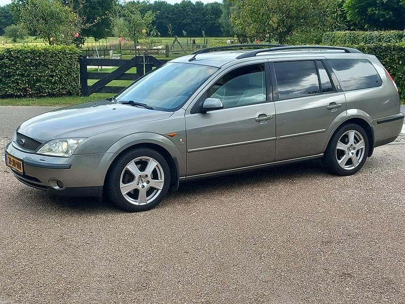 Groen (metallic) Gebruikt 2002 Ford Mondeo Ghia Stationwagen | € 1.500 (Goede deal) - Afbeelding 1/4