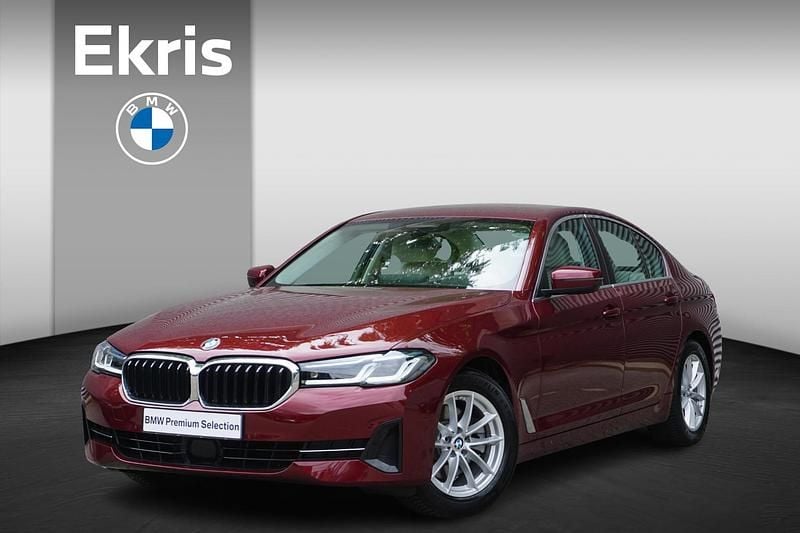 Rood Occasion 2021 BMW 520 M Sport Sedan | € 34.900 (Goede deal) - Afbeelding 1/4