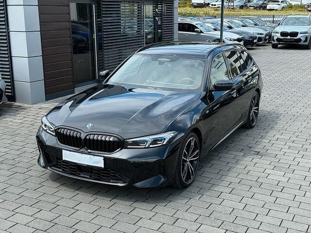Zwart (metallic) Occasion 2023 BMW 320 M Sport Stationwagen | € 56.900 (Eerlijke prijs) - Afbeelding 1/4