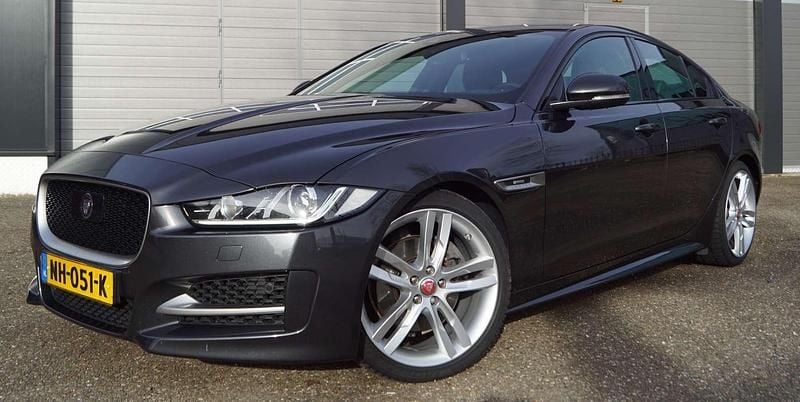 Grijs Occasion 2017 Jaguar XE Portfolio Sedan | € 9.850 (Goede deal) - Afbeelding 1/4