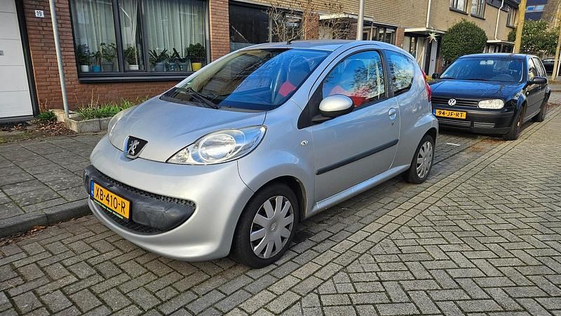 Grijs Gebruikt 2008 Peugeot 107 Urban Move Hatchback | € 1.700 (Super prijs) - Afbeelding 1/4