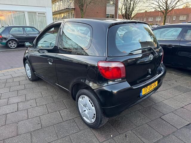 Zwart (metallic) Occasion 2002 Toyota Yaris Sol Hatchback | € 1.950 (Eerlijke prijs) - Afbeelding 1/4