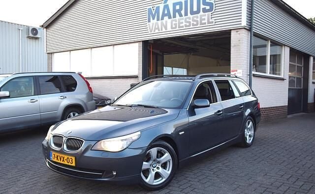 Grijs Gebruikt 2008 BMW 523 Executive Stationwagen | € 6.500 (Eerlijke prijs) - Afbeelding 1/4