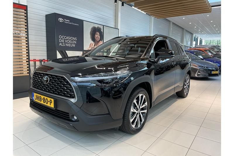 Zwart Nieuw 2025 Toyota Corolla Cross Style SUV | € 44.950 - Afbeelding 1/1