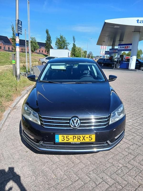 Zwart Gebruikt 2011 VW Passat Highline Sedan | € 5.000 (Goede deal) - Afbeelding 1/4