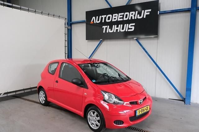 Rood Gebruikt 2009 Toyota Aygo Hatchback | € 1.950 (Goede deal) - Afbeelding 1/4