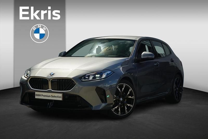 Grijs, metallic lak Gebruikt 2024 BMW 120 Comfort Edition Hatchback | € 34.900 (Eerlijke prijs) - Afbeelding 1/4