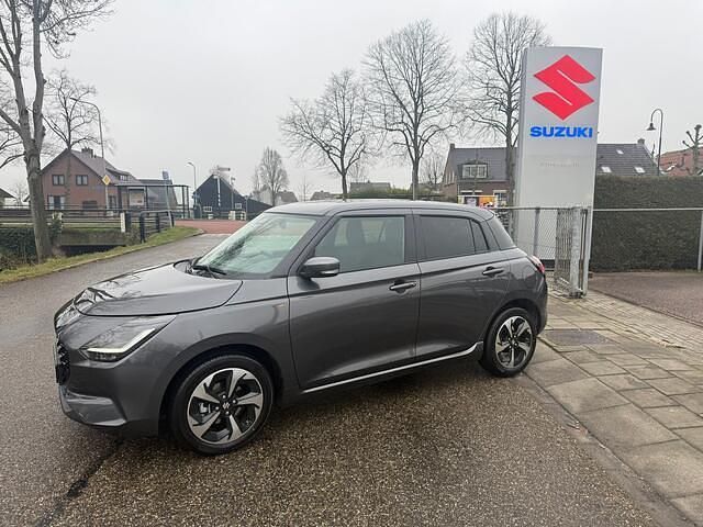 Grijs (metallic) Occasion 2025 Suzuki Swift Style Hatchback | € 25.495 (Duur) - Afbeelding 1/4