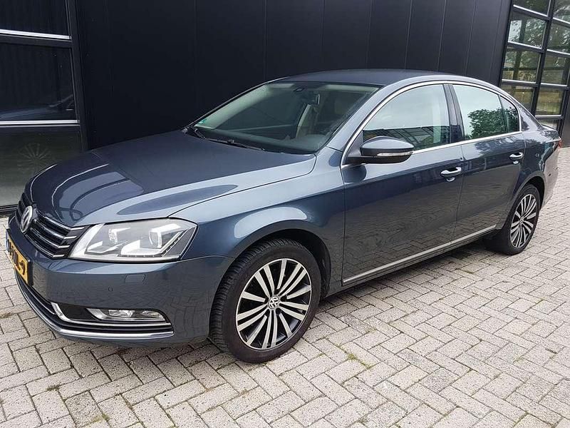 Grijs Occasion 2011 VW Passat Highline Sedan | € 3.700 (Duur) - Afbeelding 1/4