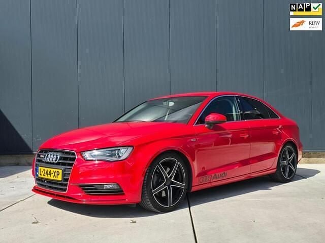 Rood Gebruikt 2013 Audi A3 Ambition Sedan | € 15.999 (Eerlijke prijs) - Afbeelding 1/4