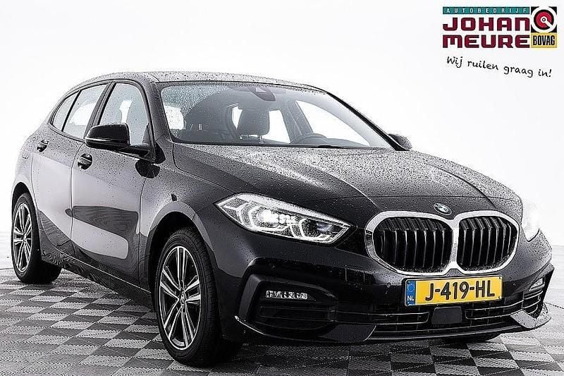 Zwart Gebruikt 2020 BMW 118 Executive Hatchback | € 19.490 (Super prijs) - Afbeelding 1/4