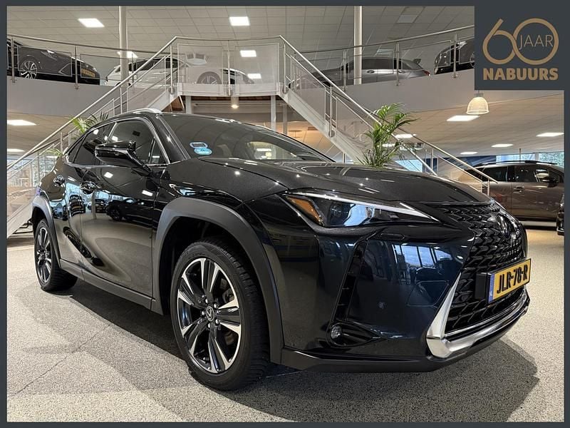 Zwart Gebruikt 2023 Lexus UX 250h Business Edition SUV | € 34.900 (Goede deal) - Afbeelding 1/4