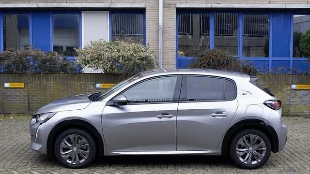 Grijs (metallic) Occasion 2021 Peugeot e-208 Allure Hatchback | € 9.950 (Goede deal) - Afbeelding 1/4