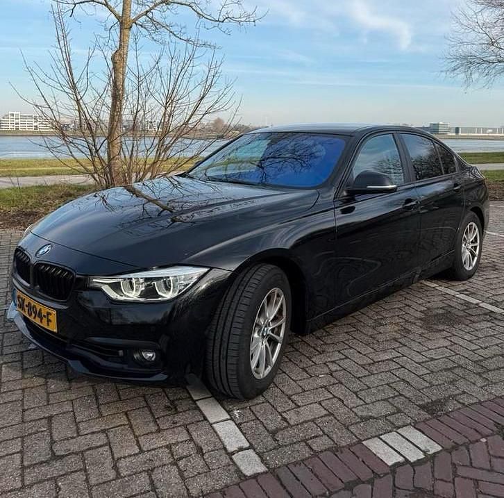 Zwart Occasion 2018 BMW 318 Executive Sedan | € 16.950 (Eerlijke prijs) - Afbeelding 1/4
