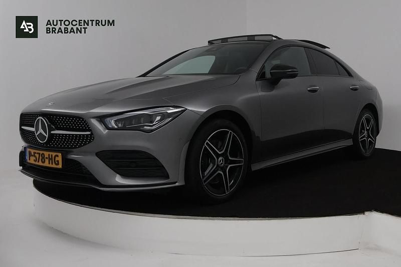 Grijs Gebruikt 2022 Mercedes CLA250e Business Sedan | € 31.945 (Goede deal) - Afbeelding 1/4