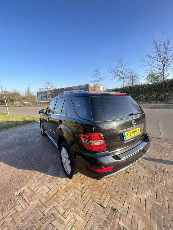 Zwart Gebruikt 2011 Mercedes ML350 Edition 1 SUV | € 11.500 - Afbeelding 1/4