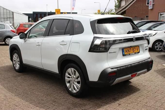 Wit Gebruikt 2022 Suzuki SX4 S-Cross SUV | € 27.950 (Eerlijke prijs) - Afbeelding 1/3