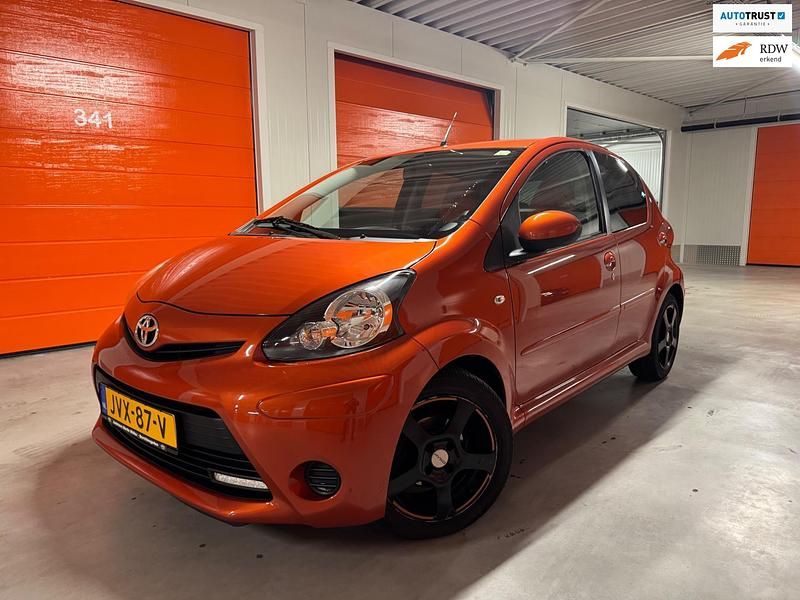 Oranje Occasion 2012 Toyota Aygo Edition Hatchback | € 4.950 (Goede deal) - Afbeelding 1/4