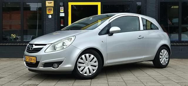 Zilver, metallic lak Gebruikt 2008 Opel Corsa Enjoy Hatchback | € 2.450 (Eerlijke prijs) - Afbeelding 1/4
