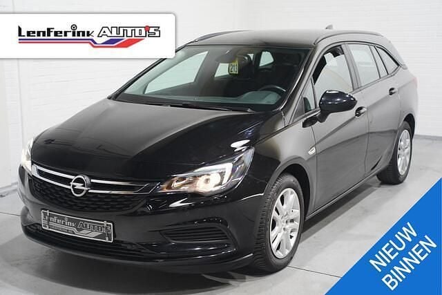 Zwart Gebruikt 2017 Opel Astra Edition Stationwagen | € 10.450 (Eerlijke prijs) - Afbeelding 1/4