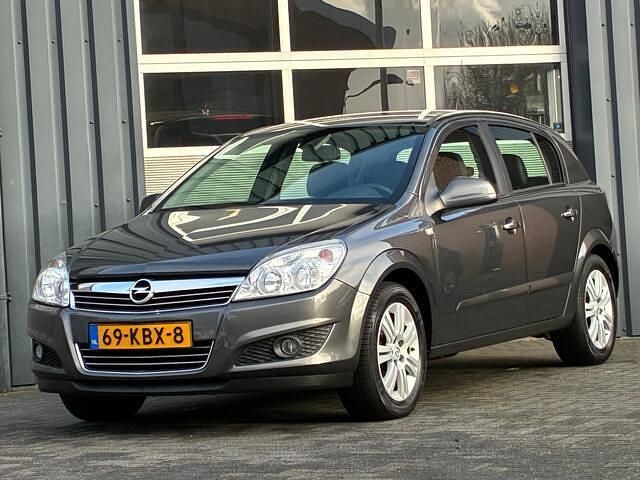 Grijs Gebruikt 2009 Opel Astra Cosmo Hatchback | € 3.999 (Eerlijke prijs) - Afbeelding 1/4