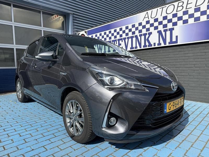 Grijs Gebruikt 2020 Toyota Yaris Hybrid Hatchback | € 16.750 (Goede deal) - Afbeelding 1/3