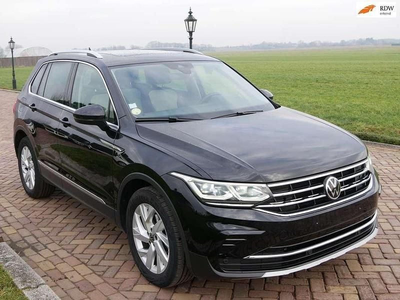 Zwart Occasion 2021 VW Tiguan Elegance SUV | € 23.595 (Goede deal) - Afbeelding 1/3