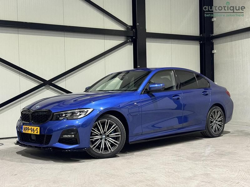 Blauw Gebruikt 2019 BMW 330 Shadowline Sedan | € 28.940 (Iets duurder) - Afbeelding 1/4