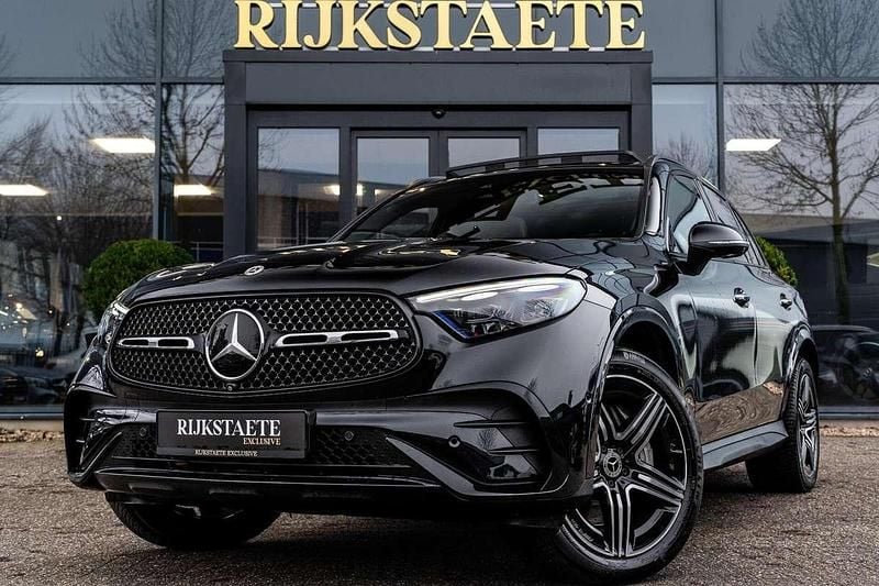 Zwart (metallic) Gebruikt 2023 Mercedes GLC300e AMG line SUV | € 57.900 (Goede deal) - Afbeelding 1/4
